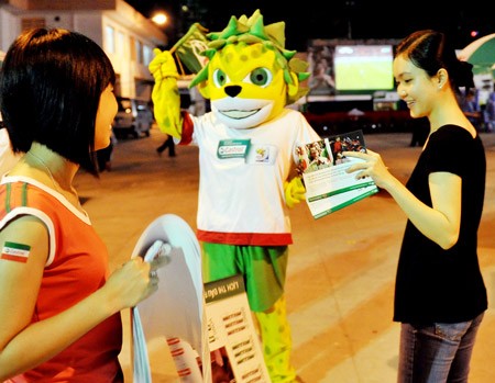 A sales rep introduces products during World Cup play. (Photo: SGGP) Two residents talk about World Cup matches on the sidewalk. (Photo:SGGP) A staff member posts World Cup results for football fans at the Youth Cultural House. (Photo:SGGP) Football fans play World Cup related games before the start of a match at the Youth Cultural House. (Photo:SGGP) Coffee shop patrons watch a World Cup match with great enthusiasm. (Photo:SGGP) A little boy enjoys a World Cup match at a sidewalk cafe in District 3. (Photo:SGGP) A sales rep introduces products during World Cup play. (Photo: SGGP) Two residents talk about World Cup matches on the sidewalk. (Photo:SGGP) A staff member posts World Cup results for football fans at the Youth Cultural House. (Photo:SGGP) Football fans play World Cup related games before the start of a match at the Youth Cultural House. (Photo:SGGP) Coffee shop patrons watch a World Cup match with great enthusiasm. (Photo:SGGP) A little boy enjoys a World Cup match at a sidewalk cafe in District 3. (Photo:SGGP)
